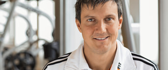 Portrait eines Mitarbeitenden im Fitnessstudio Portrait eines Mitarbeitenden im Fitnessstudio